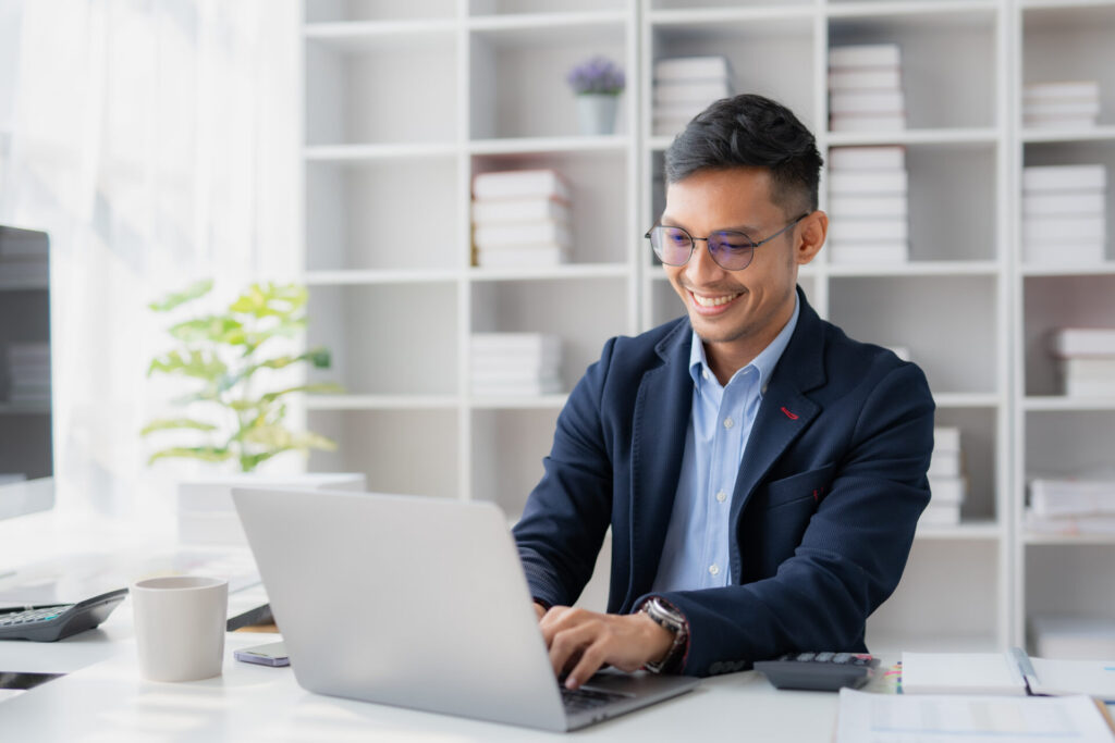 パソコンを操作するアジア人男性