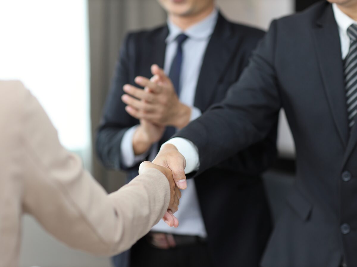 握手をするビジネスマン