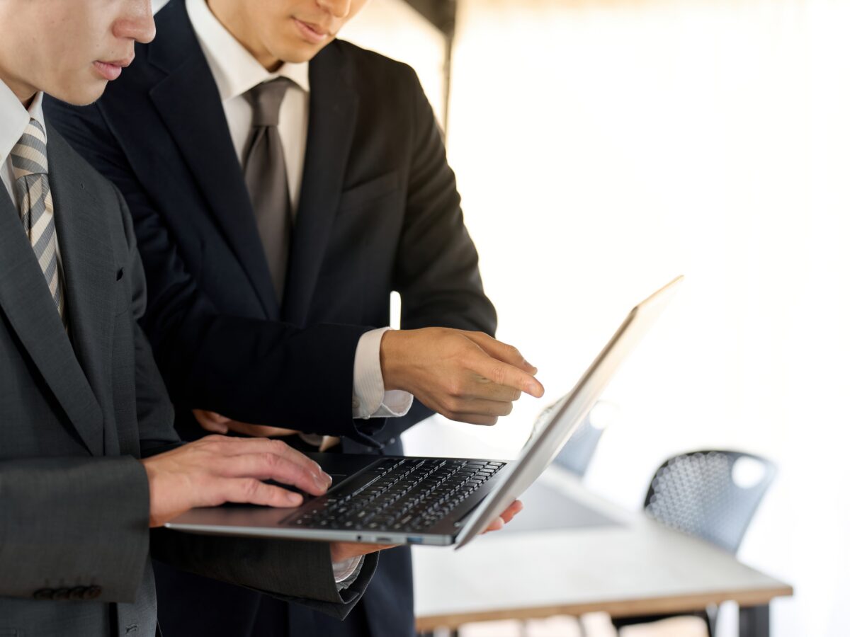 話をするビジネスマン