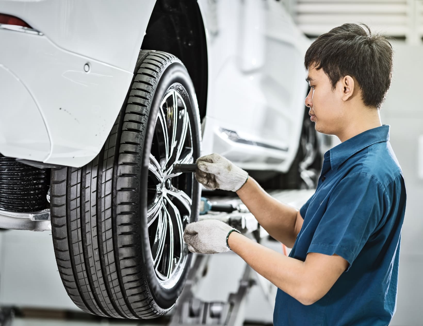 整備士がタイヤのメンテナンスをしている画像