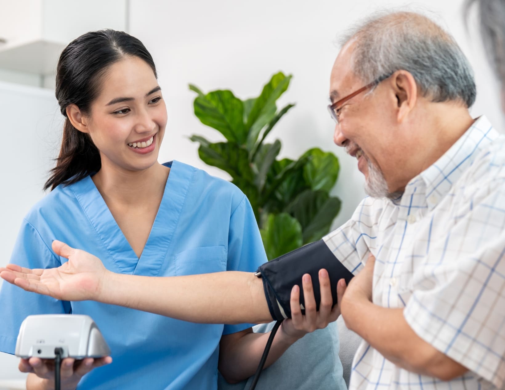 患者の血圧を測定する介護士