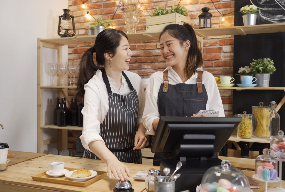 飲食店の楽しそうな女性店員